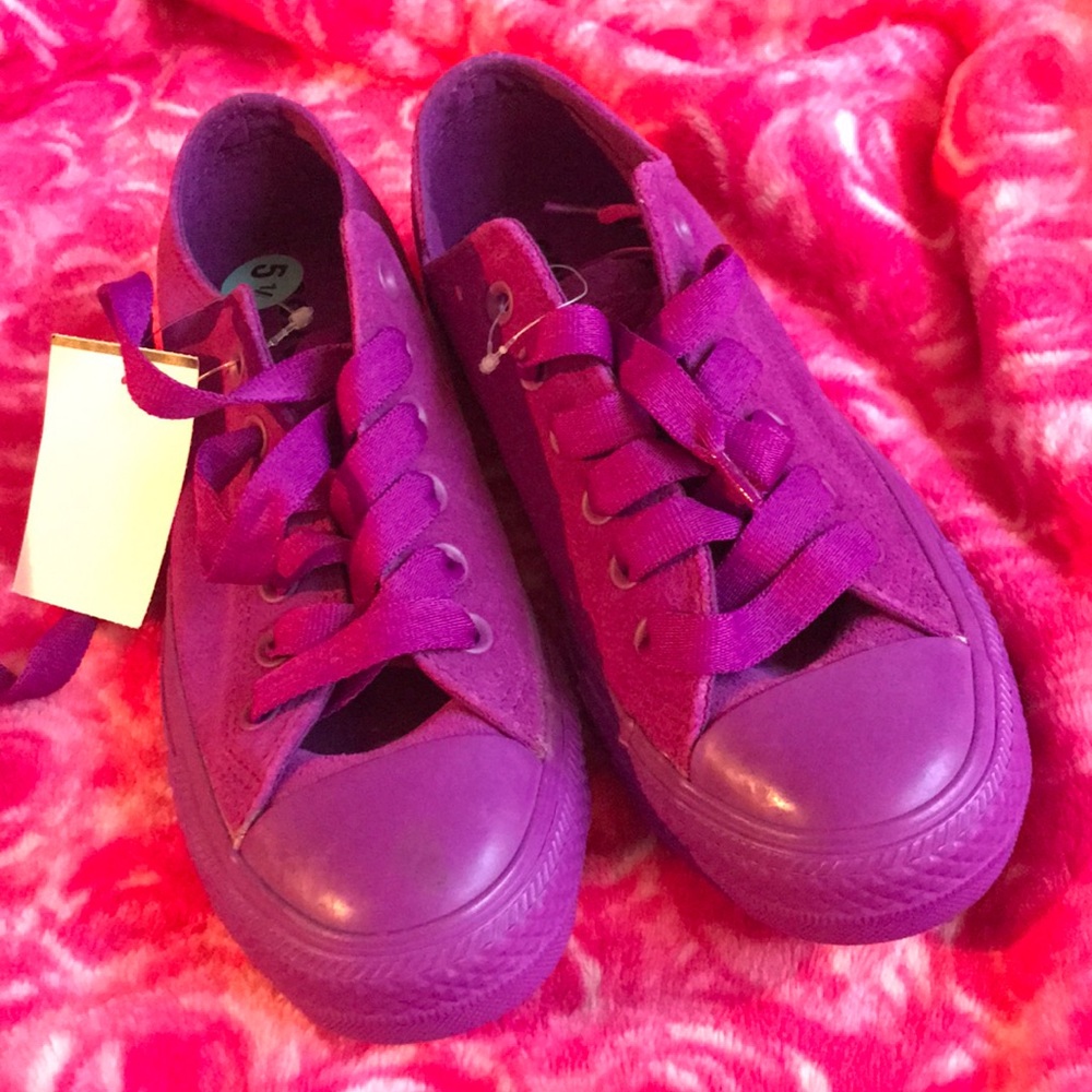 BNWT Converse mono purple sneakers. Size 7.5/5.5